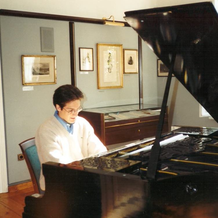 Thomas Komm am Ibach-Flügel im "Virtuosenzimmer" des Franz-Liszt-Museums in Bayreuth
